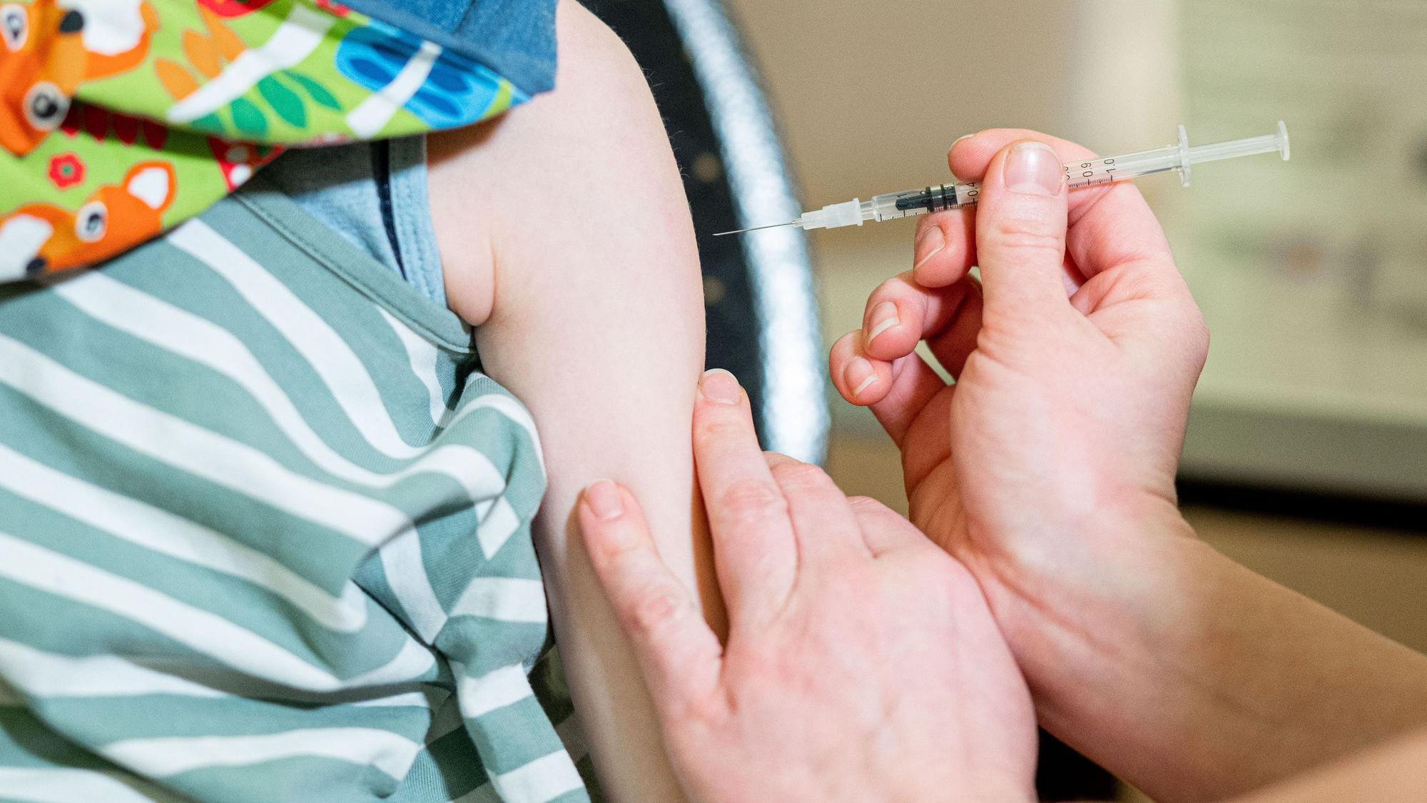 Ein kleines Mädchen wird im mobilen Impfzentrum für Kinder gegen das Coronavirus geimpft. Für gesunde Kinder und Jugendliche in Deutschland will die Ständige Impfkommission (Stiko) angesichts der abgeschwächten Pandemie-Lage keine Corona-Impfung mehr empfehlen.