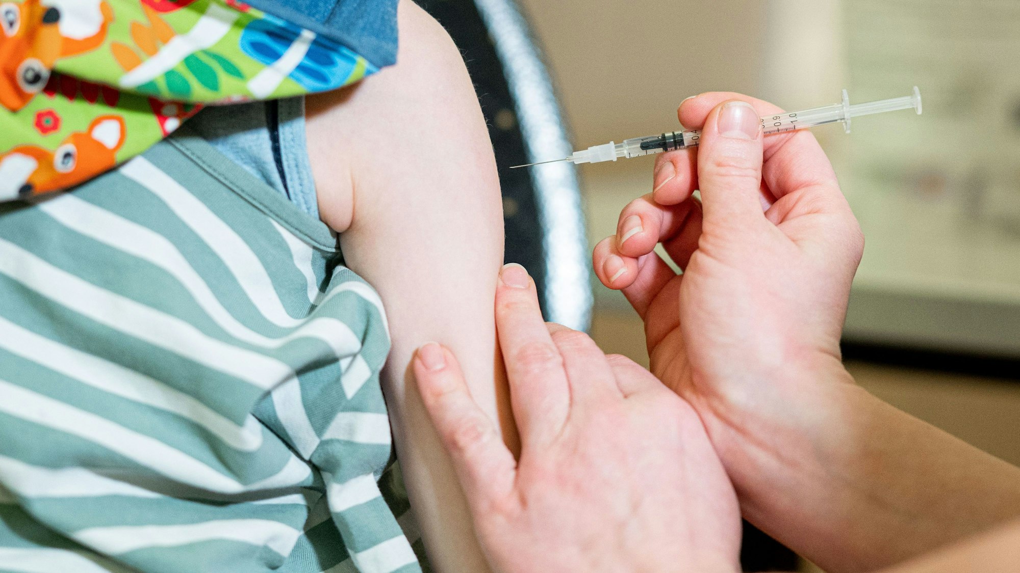 Ein kleines Mädchen wird im mobilen Impfzentrum für Kinder gegen das Coronavirus geimpft. Für gesunde Kinder und Jugendliche in Deutschland will die Ständige Impfkommission (Stiko) angesichts der abgeschwächten Pandemie-Lage keine Corona-Impfung mehr empfehlen.