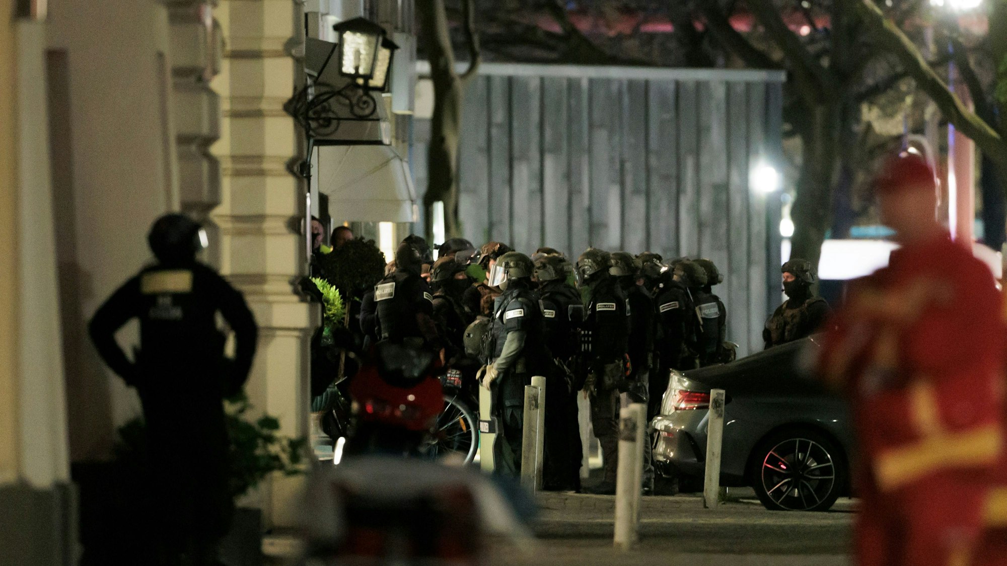 Geiselnahme in Berlin: Das SEK stürmt ein Geschäft an der Keithstraße. Dort war es zu einem Überfall auf ein Geschäft gekommen, bei dem auch eine Geisel genommen wurde.
