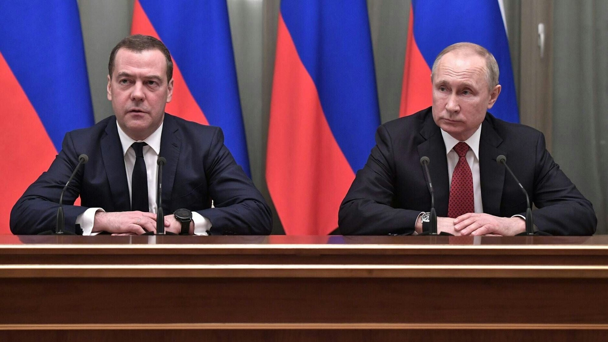 Der ehemalige russische Präsident Dmitri Medwedew zusammen mit Kremlchef Wladimir Putin. Russland hat auf den Drohnenangriff auf Moskau reagiert. (Archivbild)