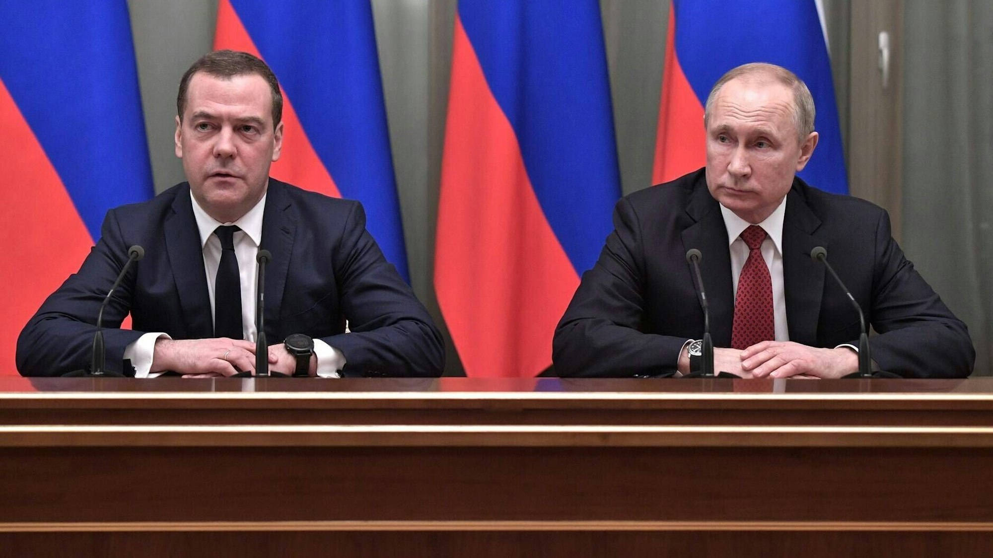 Russlands ehemaliger Präsident Dmitri Medwedew zusammen mit dem amitierenden Kremlchef Wladimir Putin (Archivbild).