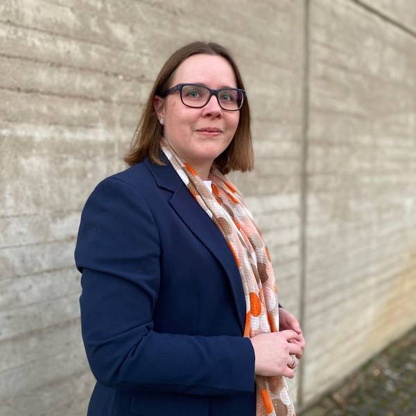 SPD-Fraktionschef Michael Weitz gratuliert Kerstin Richter zur Wahl.