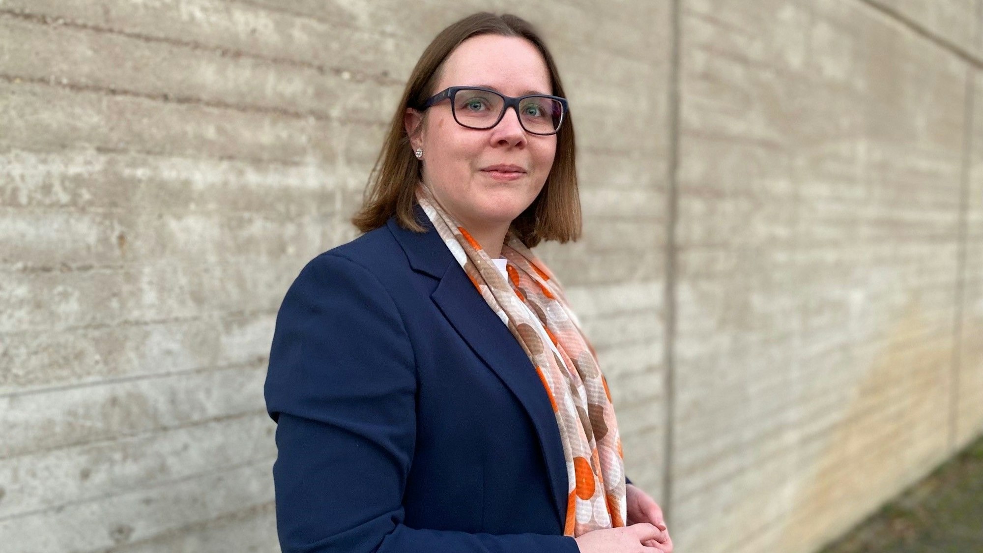 SPD-Fraktionschef Michael Weitz gratuliert Kerstin Richter zur Wahl.