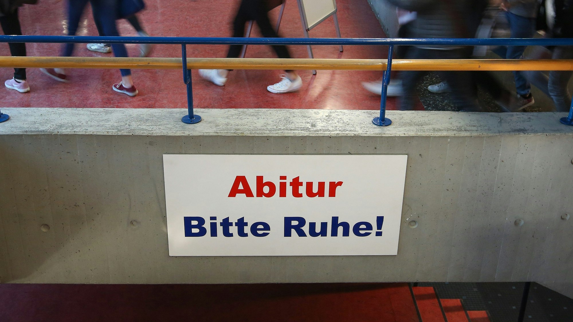 ARCHIV - 18.04.2018, Baden-Württemberg, ---: Ein Schild mit der Aufschrift „Abitur - Bitte Ruhe!“ hängt im Gang eines Gymnasiums. (Illustration zu dpa «Abinoten sind in Baden-Württemberg so gut wie seit Jahrzehnten nicht») Foto: Thomas Warnack/dpa +++ dpa-Bildfunk +++