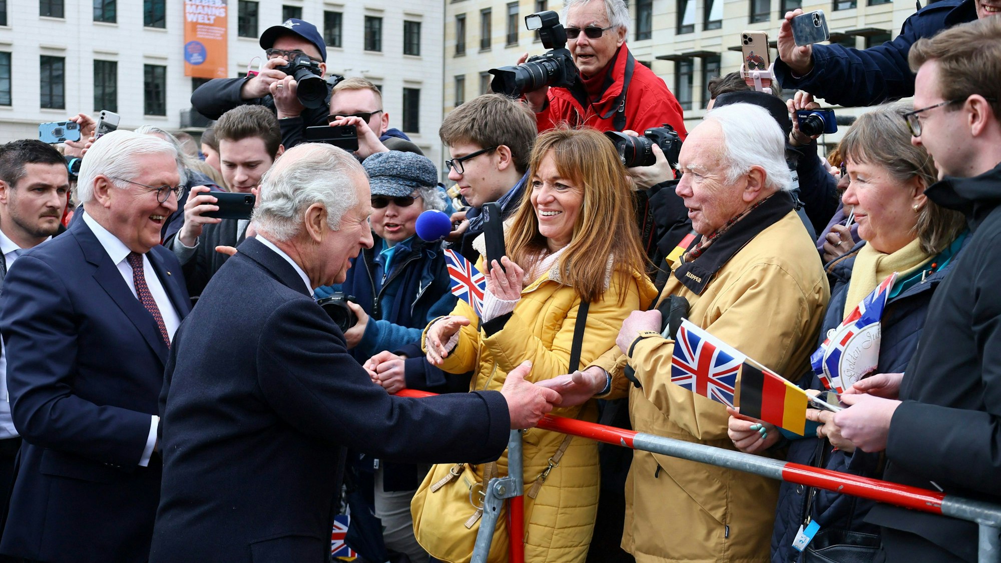 Charles III. begrüßt bei seinem Besuch in Berlin Royal-Fans aus Deutschland.