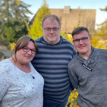 Kevin, Melanie und Thorsten Mitteldorf lächeln in die Kamera