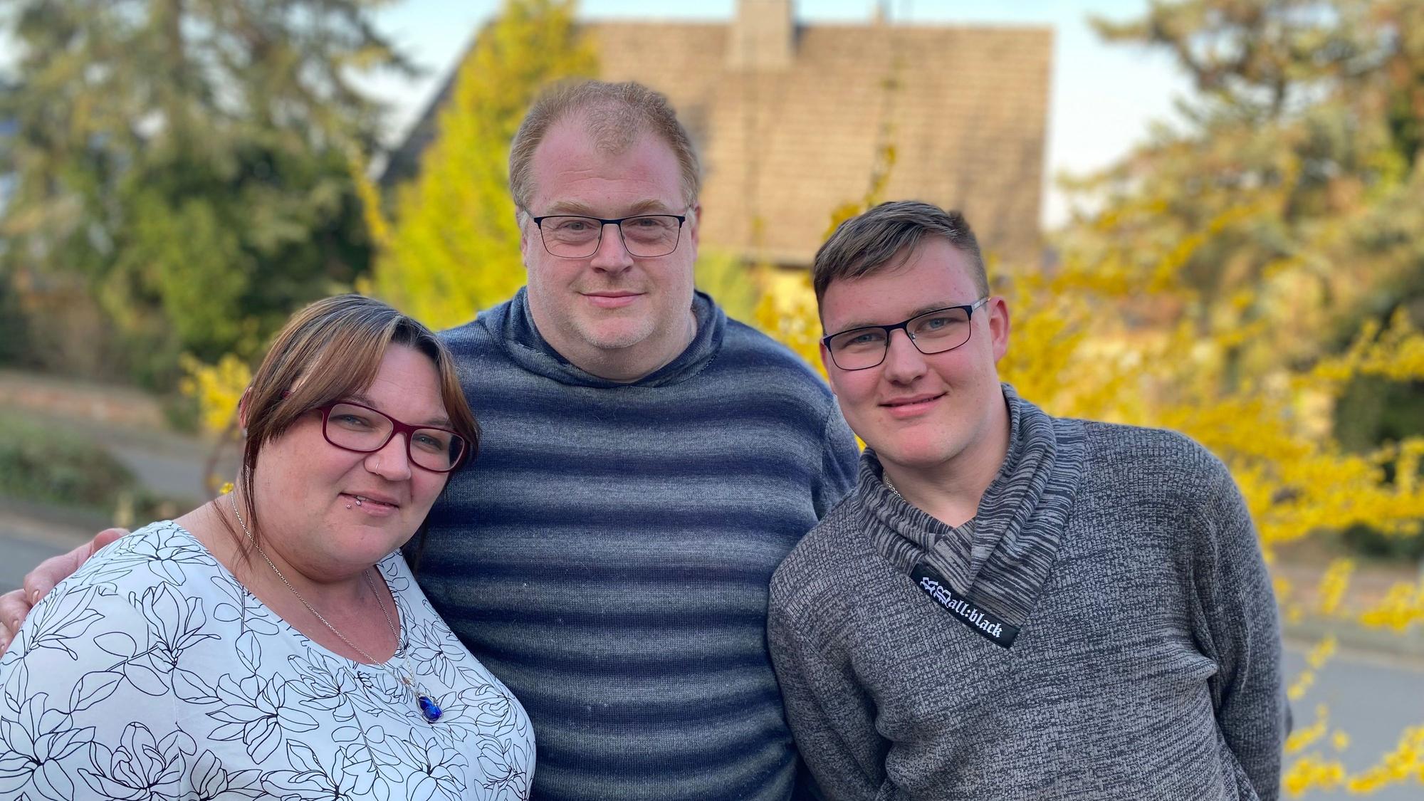 Kevin, Melanie und Thorsten Mitteldorf lächeln in die Kamera