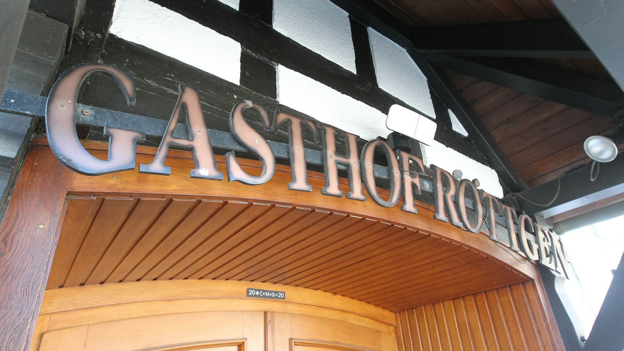 Ein Fachwerkgebäude mit der Beschriftung „Gasthof Röttgen“