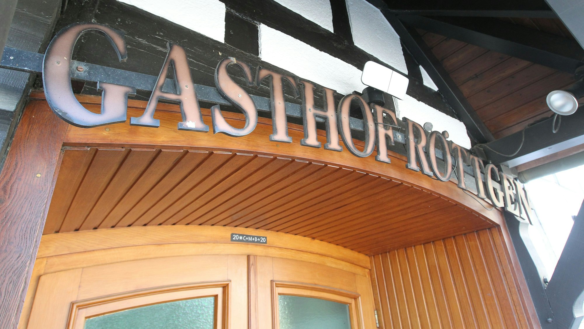 Über einer Holztür, vor dem Hachwerk, prangt der Name „Gasthof Röttgen“.