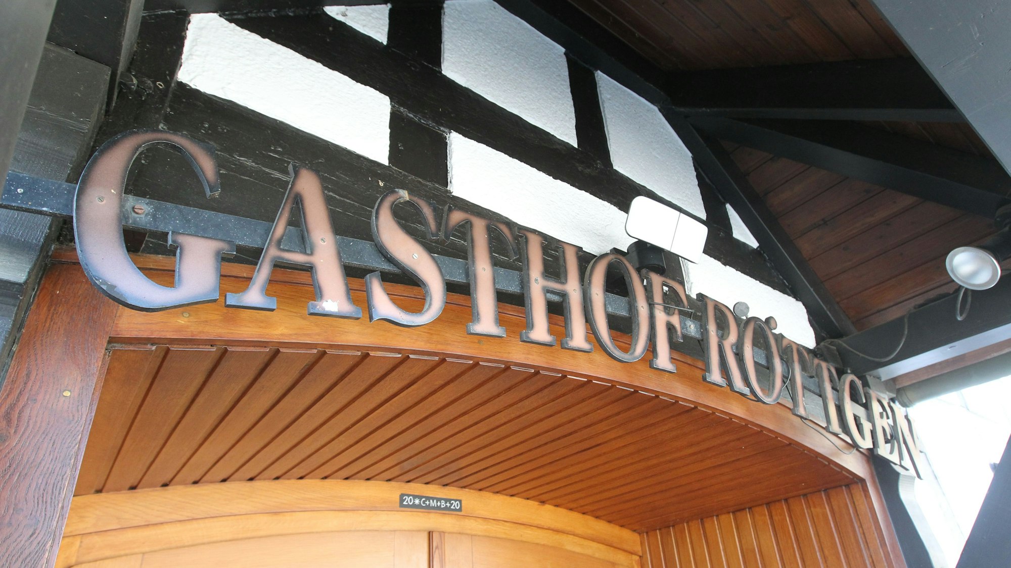 Blick auf das Namensschild des Gasthofes Röttgen..