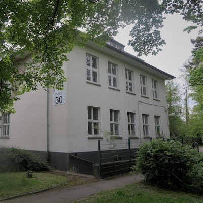 Heller Altbau, sehr geometrische Fensterlinien