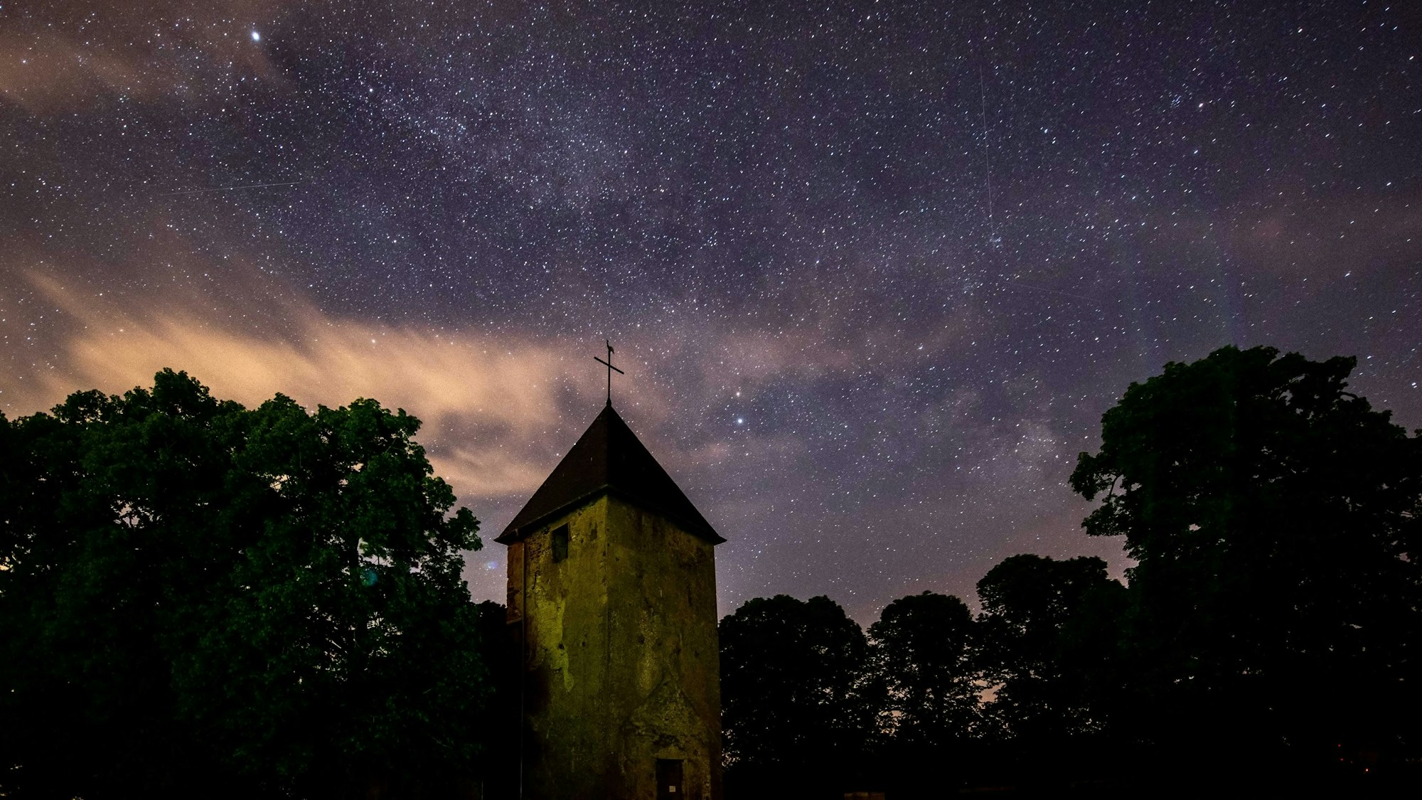 Der Sternenhimmel über der Wollseifener Kirche im Nationalpark Eifel