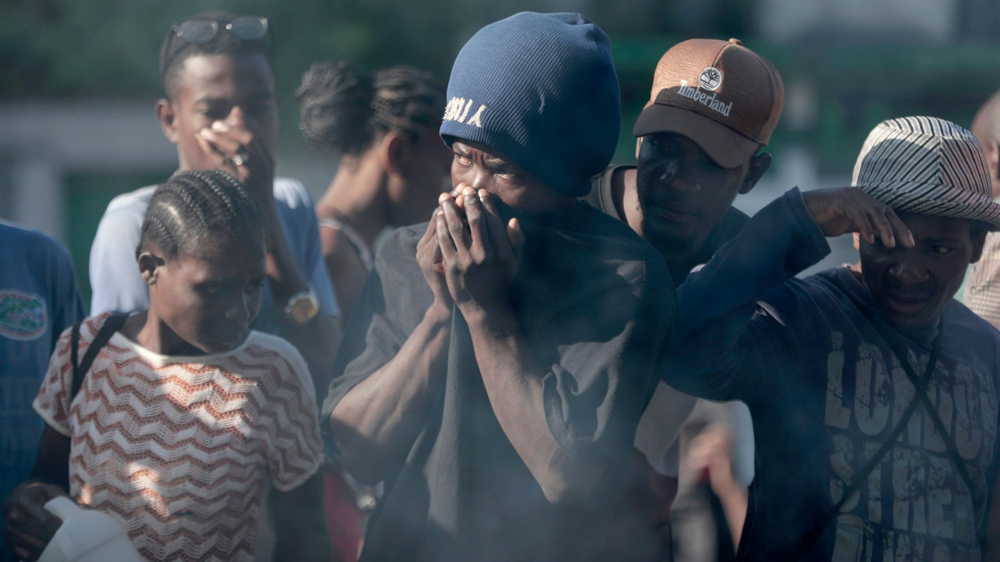 Port-au-Prince: Menschen betrachten die Leichen mutmaßlicher Bandenmitglieder, die von einem Mob in Brand gesteckt wurden. Die Polizei hatte am Montag im Stadtteil Canape Vert einen Minibus mit bewaffneten Männern angehalten. Eine aufgebrachte Menschenmenge tötete dann die mutmaßlichen Bandenmitglieder.