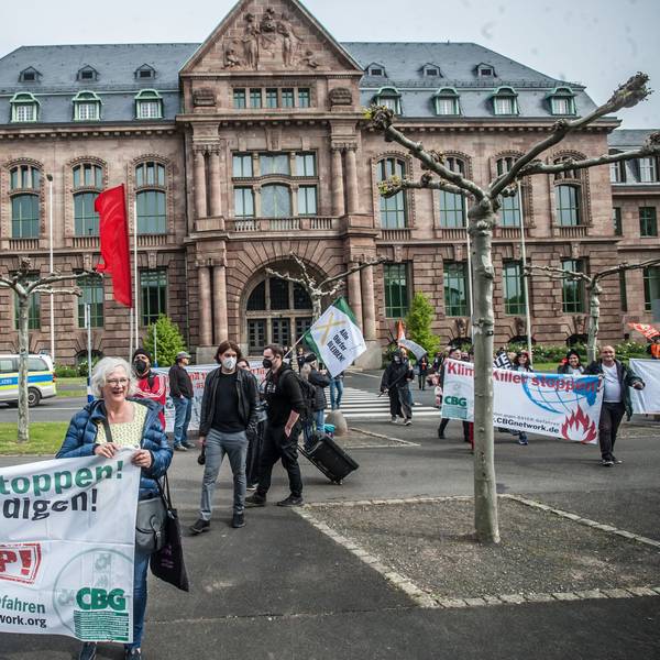 Proteste zur Bayer Hauptversammlung 2022 vor der alten Konzernzentrale