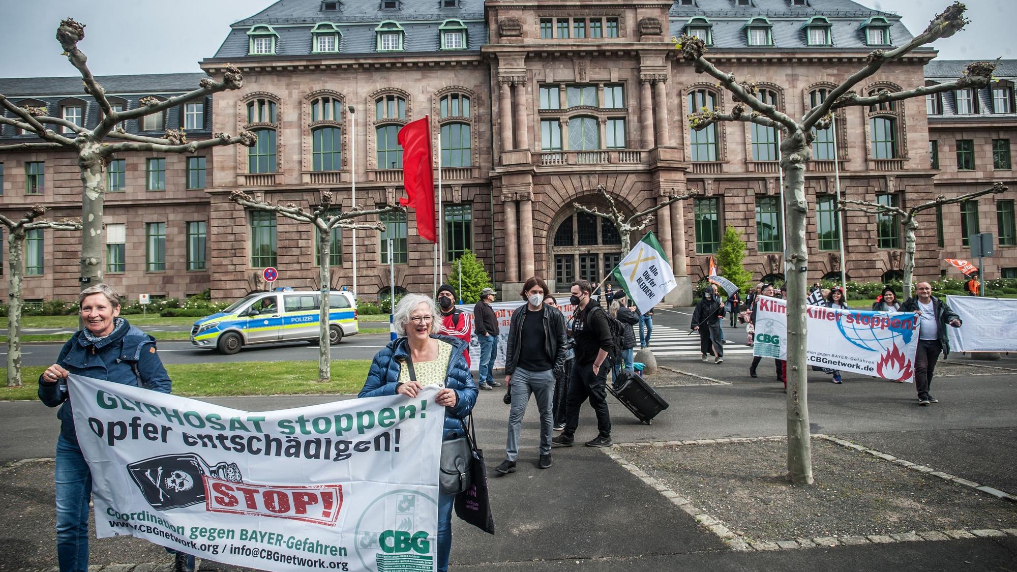Proteste zur Bayer Hauptversammlung 2022 vor der alten Konzernzentrale