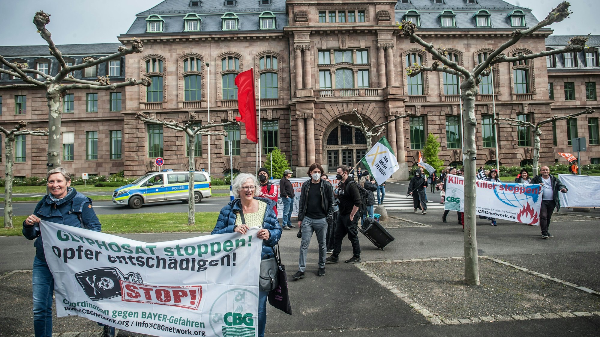 Proteste zur Bayer Hauptversammlung 2022 vor der alten Konzernzentrale