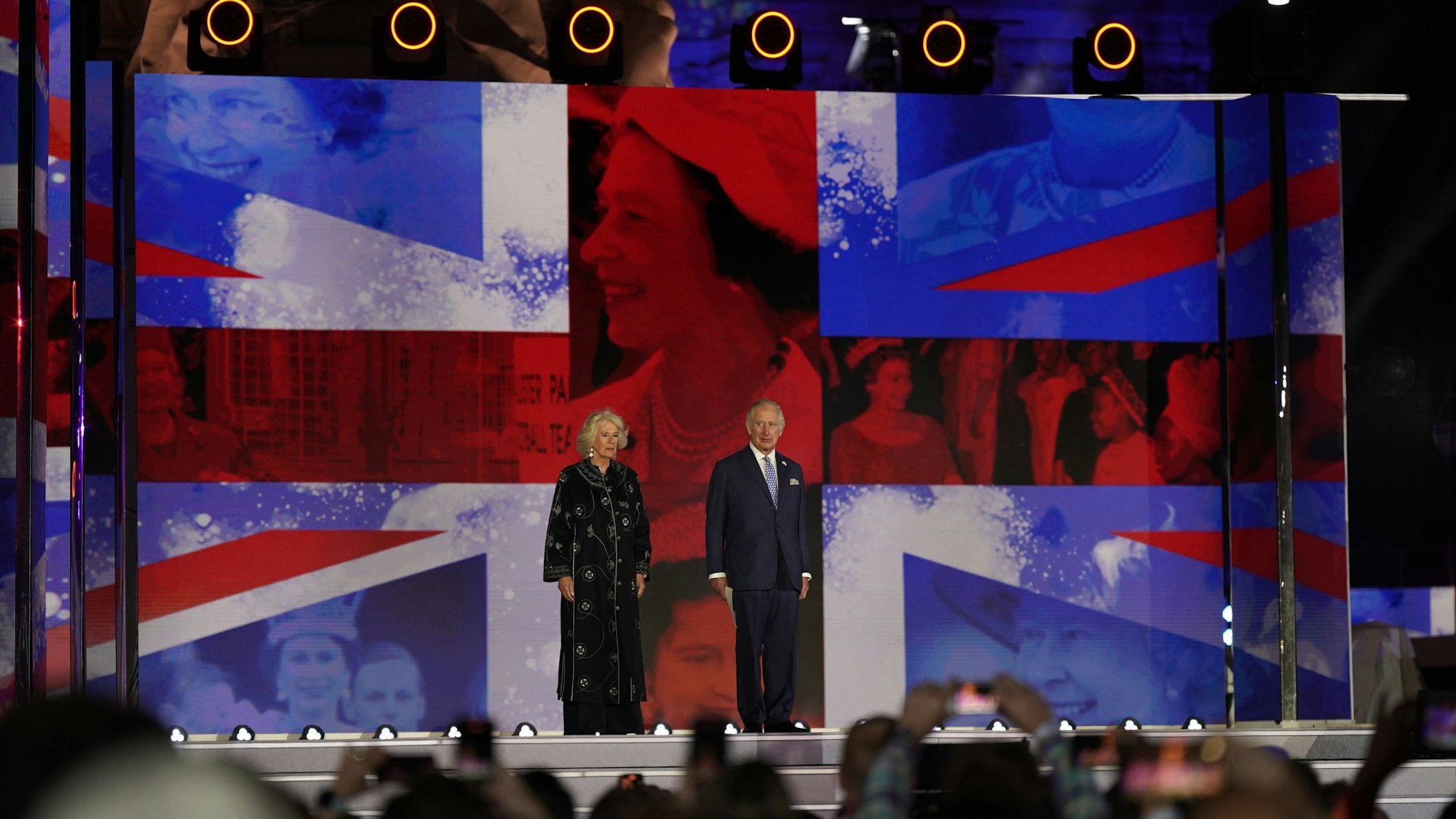Charles, Prinz von Wales, und Camilla, Herzogin von Cornwall, stehen auf der Bühne während der Platin-Party vor dem Buckingham Palast am dritten Tag der Feierlichkeiten zum Platin-Jubiläum der Queen.