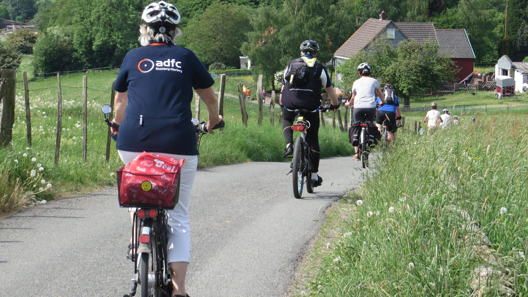 Radfahrer neben Weiden im Bergischen