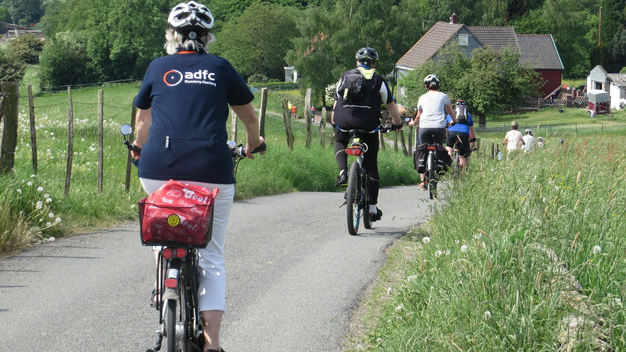 Radfahrer neben Weiden im Bergischen