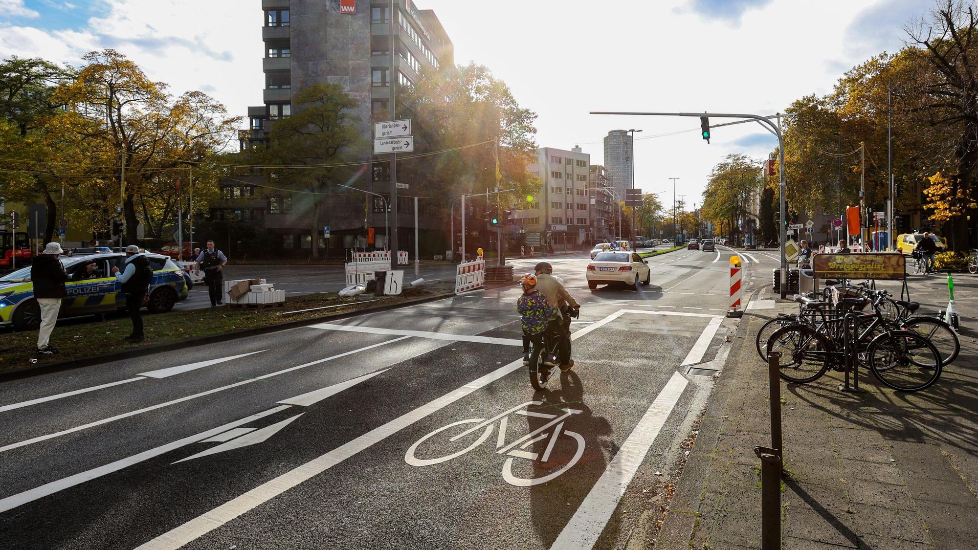 Neue Fahrradstrasse auf der Riehler Straße beim Amtsgericht am Reichenspergerplatz in Richtung Zentrum