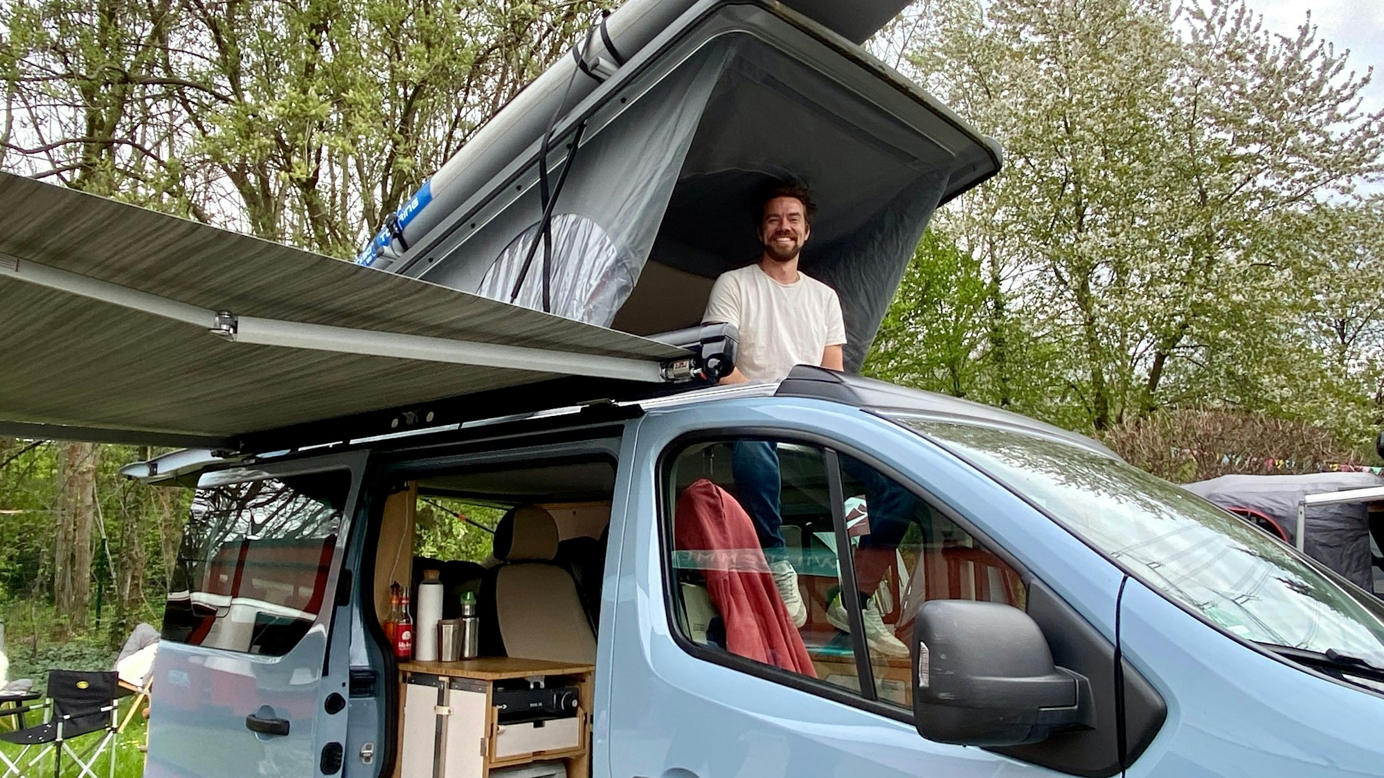 Ulrich Diefenbach schaut aus dem Dach eines Campingmobils in die Kamera