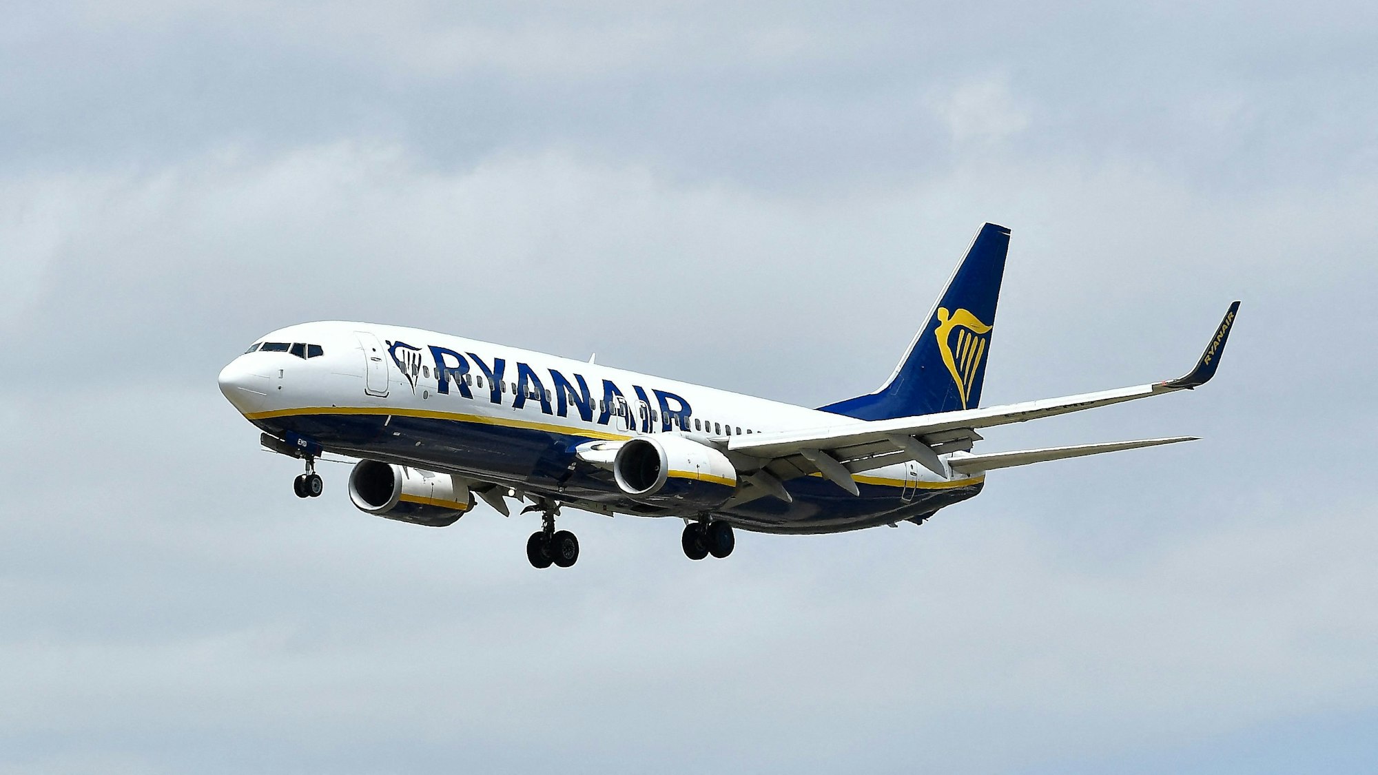 Eine Boeing 737-800 von Ryanair setzt zur Landung an.