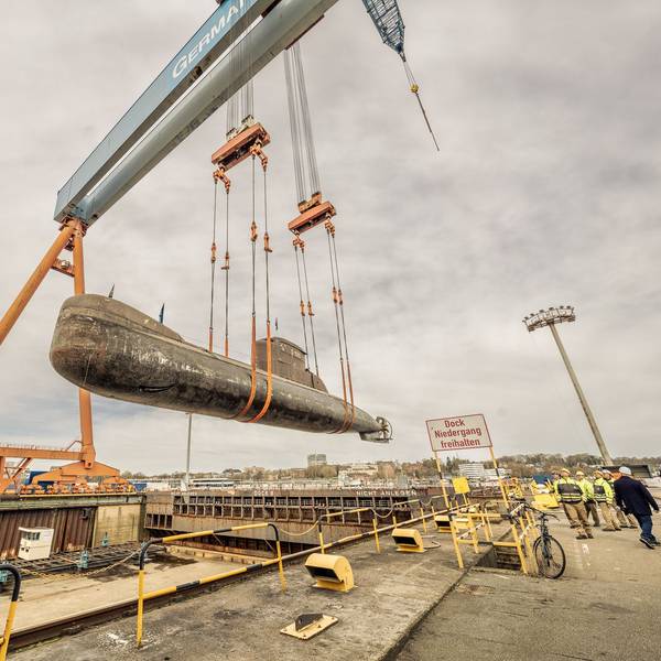 Das U-Boot in Kiel beim Transport ins Trockendock.