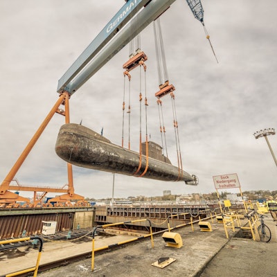 Das U-Boot in Kiel beim Transport ins Trockendock.