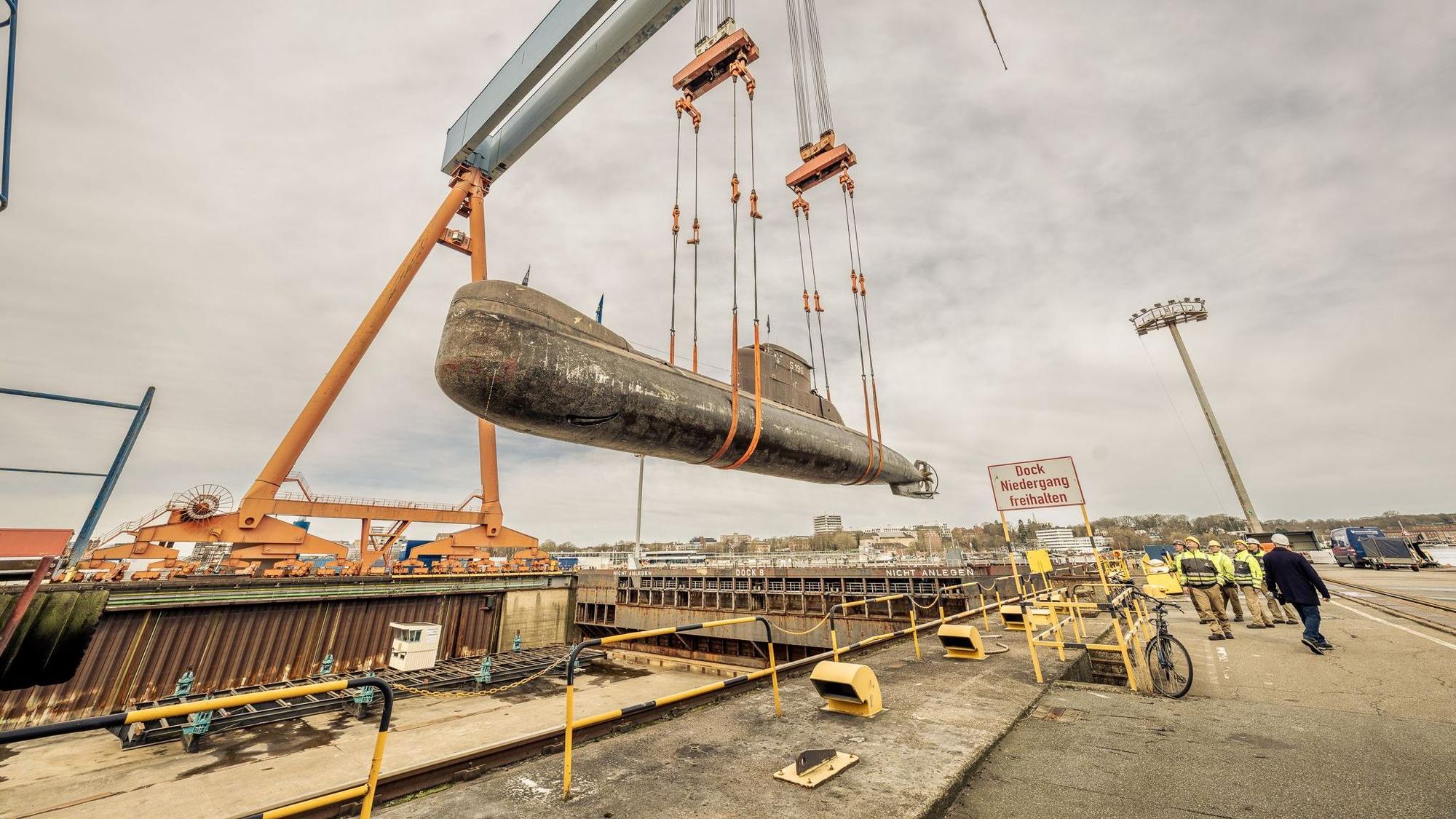 Das U-Boot in Kiel beim Transport ins Trockendock.