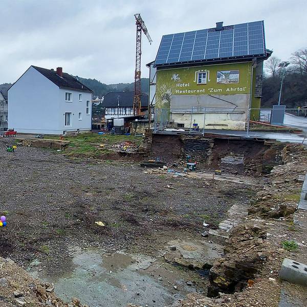 Unterschiedliche Geschwindigkeiten in der gleichen Gasse: Einerseits begonnener Wiederaufbau, daneben oder gegenüber immer noch Ruinen.