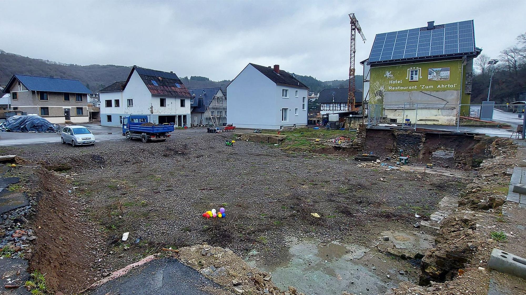 Unterschiedliche Geschwindigkeiten in der gleichen Gasse: Einerseits begonnener Wiederaufbau, daneben oder gegenüber immer noch Ruinen.