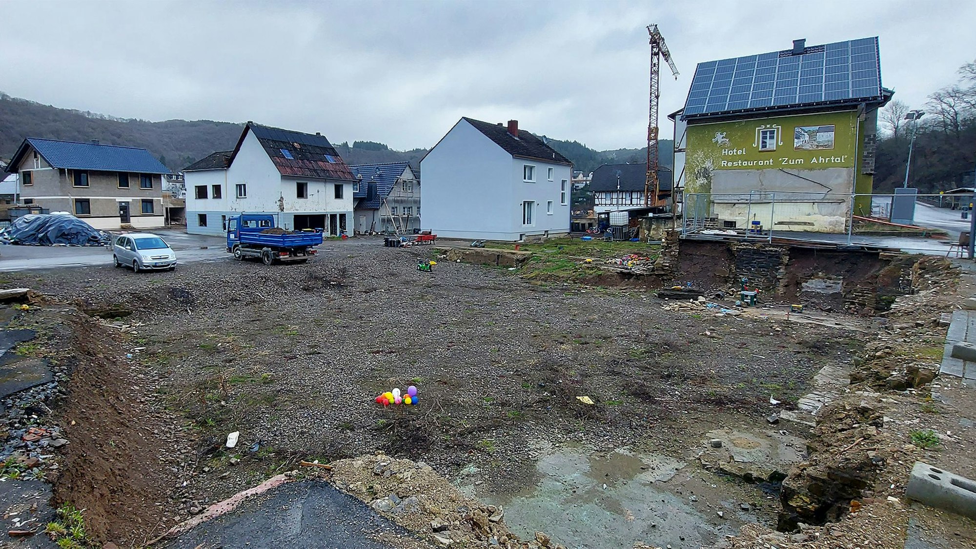 Unterschiedliche Geschwindigkeiten in der gleichen Gasse: Einerseits begonnener Wiederaufbau, daneben oder gegenüber immer noch Ruinen.