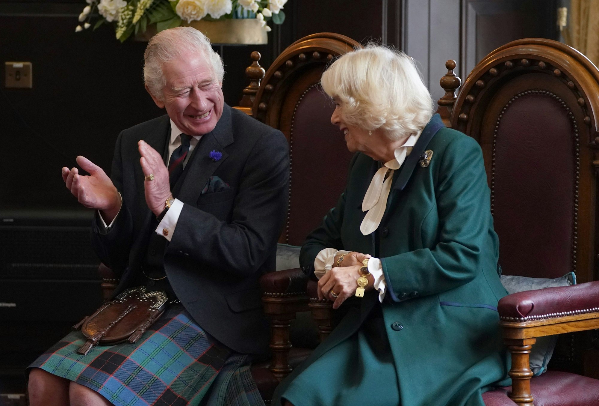 König Charles und Gemahlin Camilla unterhalten sich während eines Events.