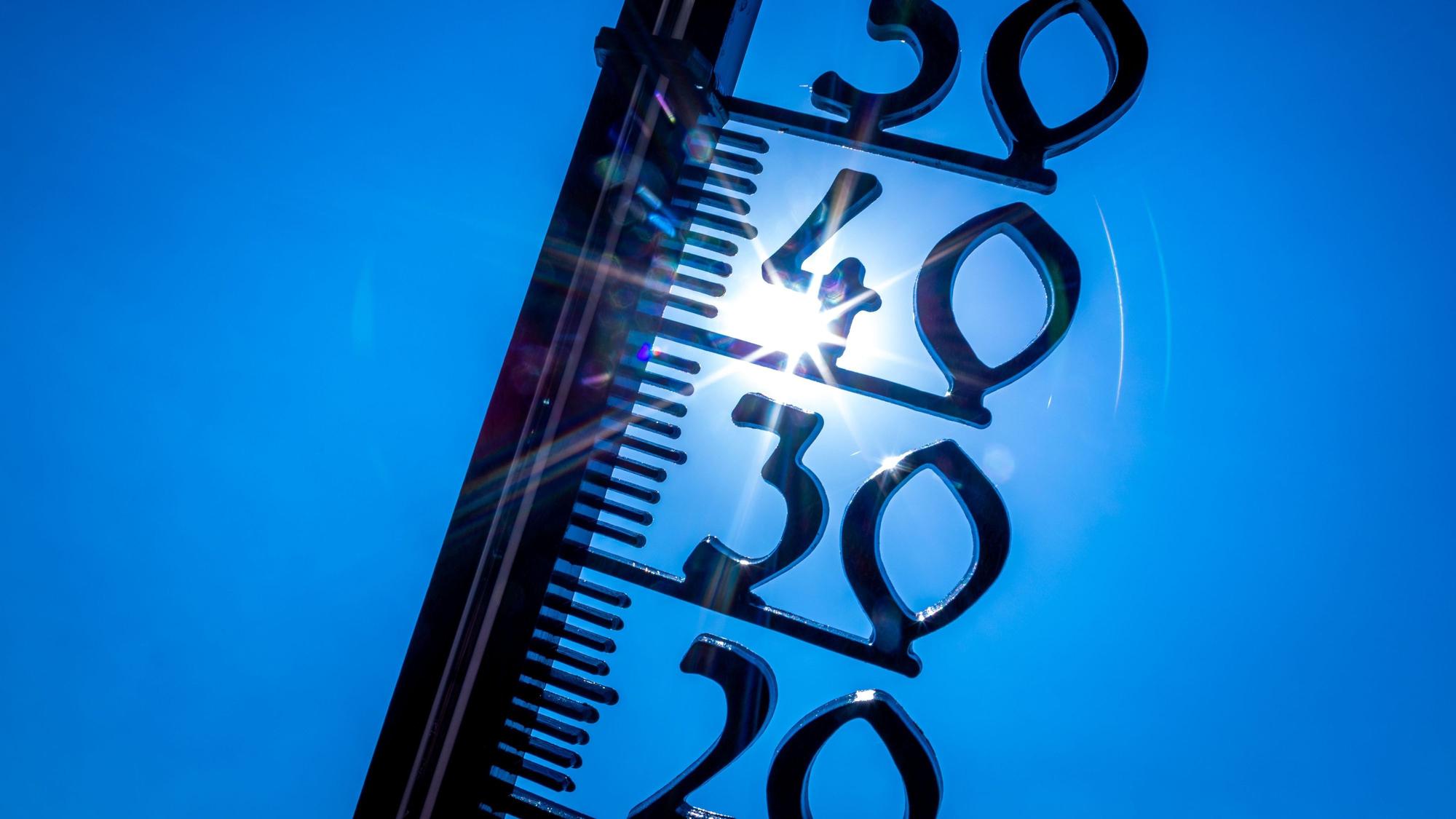 Ein Außenthermometer in einem Kleingarten zeigt die Temperatur von knapp 40 Grad an.