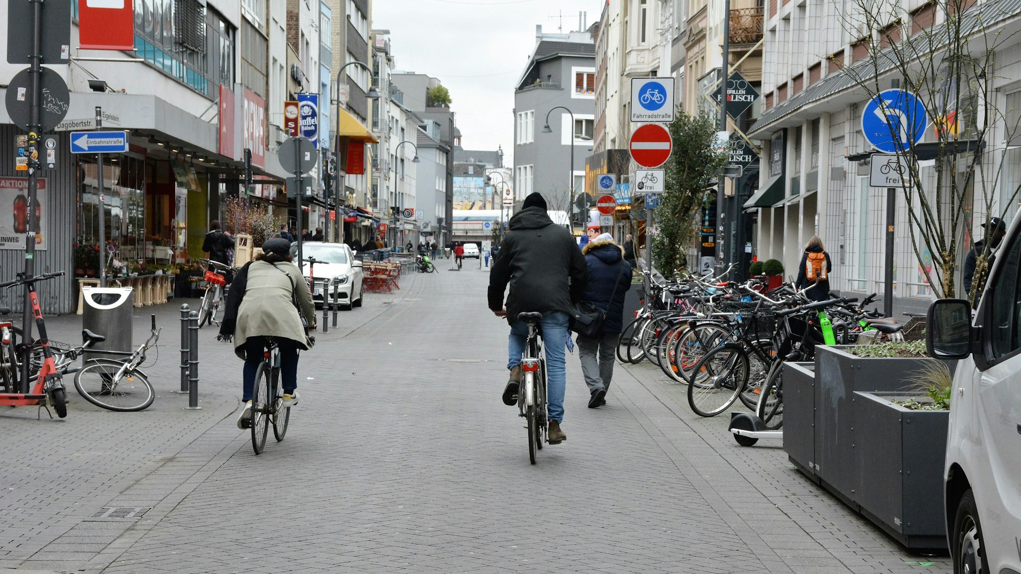 Drei Radler fahren auf dem Eigelstein in Richtung Breslauer Platz.