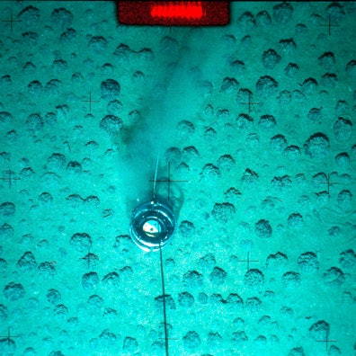 HANDOUT - Manganknollen werden am Meeresboden in einer Tiefe von mehreren tausend Metern im Pazifik untersucht.