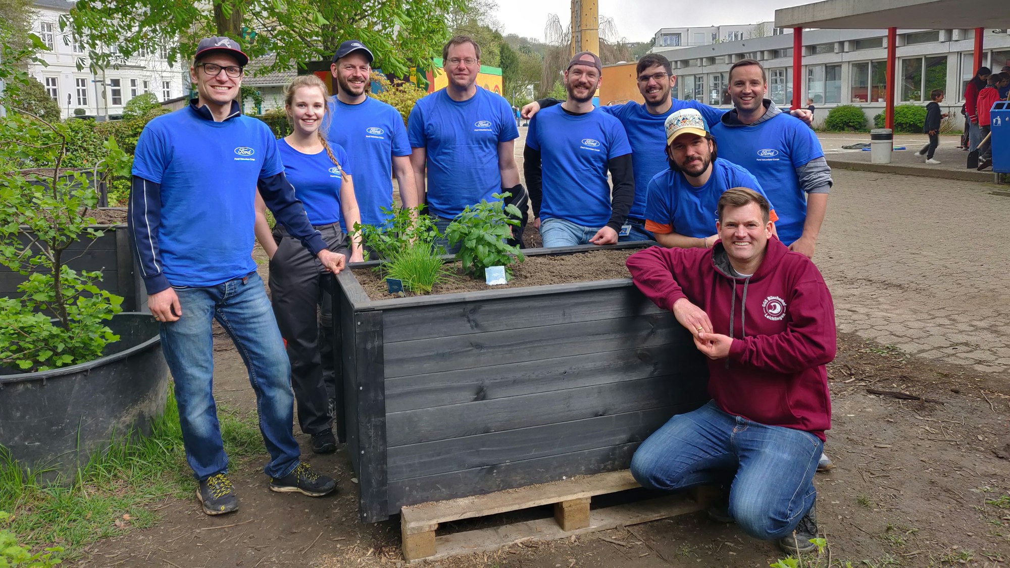 Das achtköpfige Ford-Team mit Sebastian Lemmer an einem der zehn neuen Hochbeete der GGS Büscherhof.