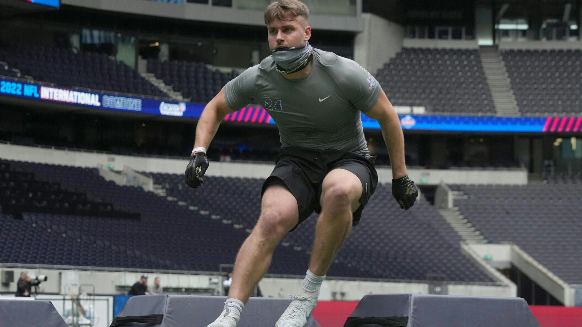 NFL, American Football Herren, USA International Combine Oct 4, 2022 London, United Kingdom Linebacker Lino Schroeter 24 participates in drills during the NFL International Combine at Tottenham Hotspur Stadium. London Tottenham Hotspur Stadium England United Kingdom, EDITORIAL USE ONLY PUBLICATIONxINxGERxSUIxAUTxONLY Copyright: xKirbyxLeex 20221004_jla_al2_117