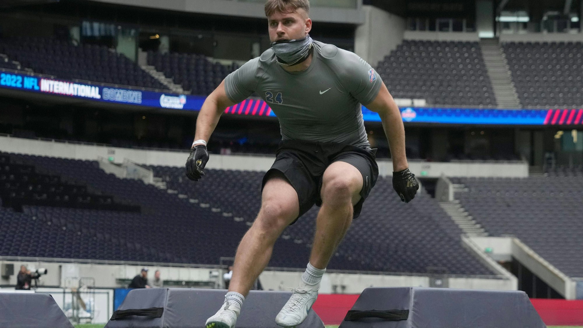 NFL, American Football Herren, USA International Combine Oct 4, 2022 London, United Kingdom Linebacker Lino Schroeter 24 participates in drills during the NFL International Combine at Tottenham Hotspur Stadium. London Tottenham Hotspur Stadium England United Kingdom, EDITORIAL USE ONLY PUBLICATIONxINxGERxSUIxAUTxONLY Copyright: xKirbyxLeex 20221004_jla_al2_117