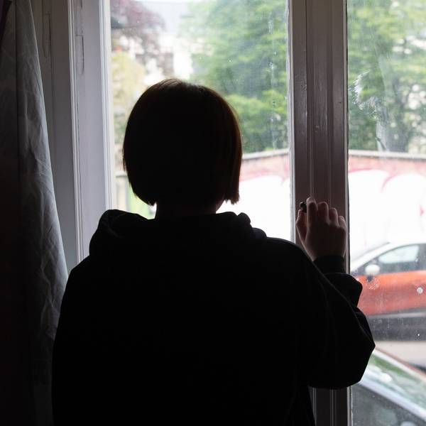 Illustration. Eine Jugendliche blickt aus einem Fenster.