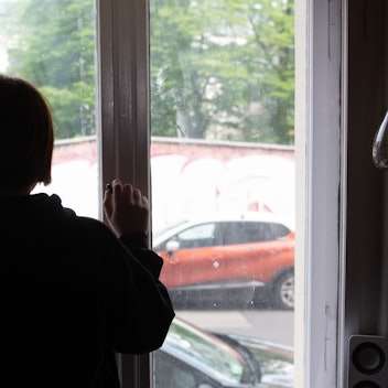 Eine Jugendliche blickt aus einem Fenster. Auch junge Menschen sind häufig von Einsamkeit betroffen.