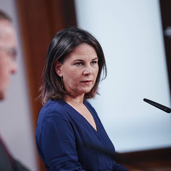 Bundesaußenministerin Annalena Baerbock (Grüne) spricht auf einer Pressekonferenz. Im Vordergrund ist Bundesverteidigungsminister Boris Pistorius (SPD) zu sehen.