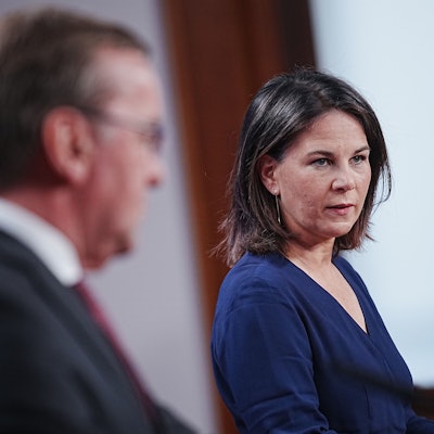 Bundesaußenministerin Annalena Baerbock (Grüne) spricht auf einer Pressekonferenz. Im Vordergrund ist Bundesverteidigungsminister Boris Pistorius (SPD) zu sehen.