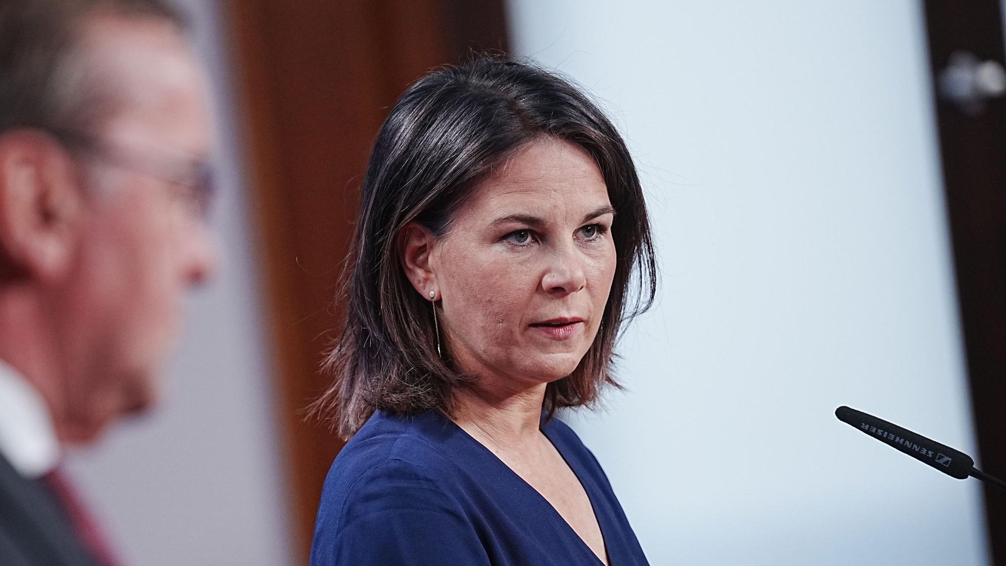 Bundesaußenministerin Annalena Baerbock (Grüne) spricht auf einer Pressekonferenz. Im Vordergrund ist Bundesverteidigungsminister Boris Pistorius (SPD) zu sehen.