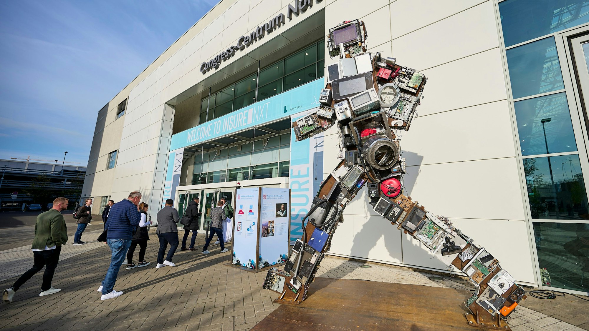 Die Skulptur Wertgarant vor der Koelnmesse Kölner Messe, anlässlich der Versicherungsmesse Insurnxt