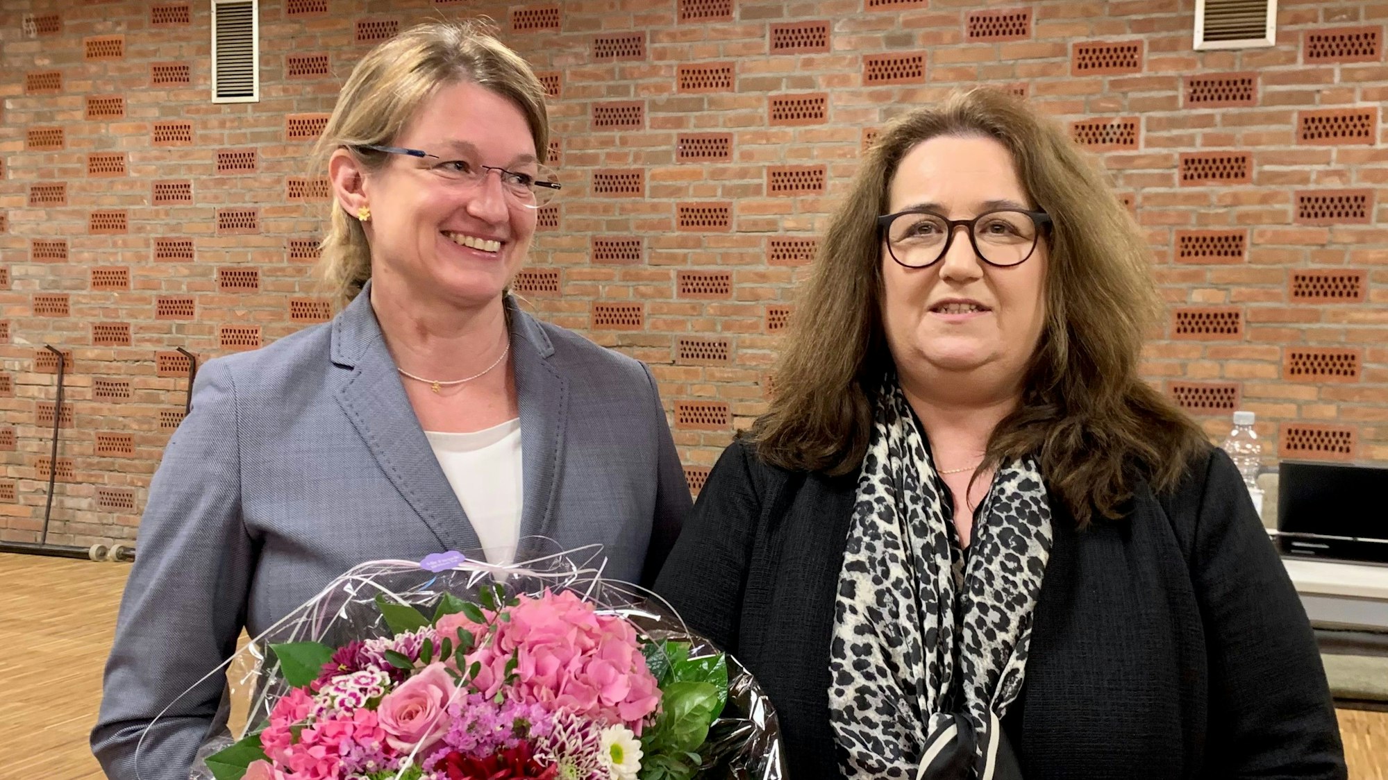 Die neue Technische Beigeordnete der Stadt Rösrath Bianca Lorenz (l.) mit Bürgermeisterin Bondina Schulze.
