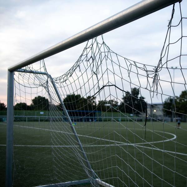 Das zerrissene Tornetz im Erftstadion.
