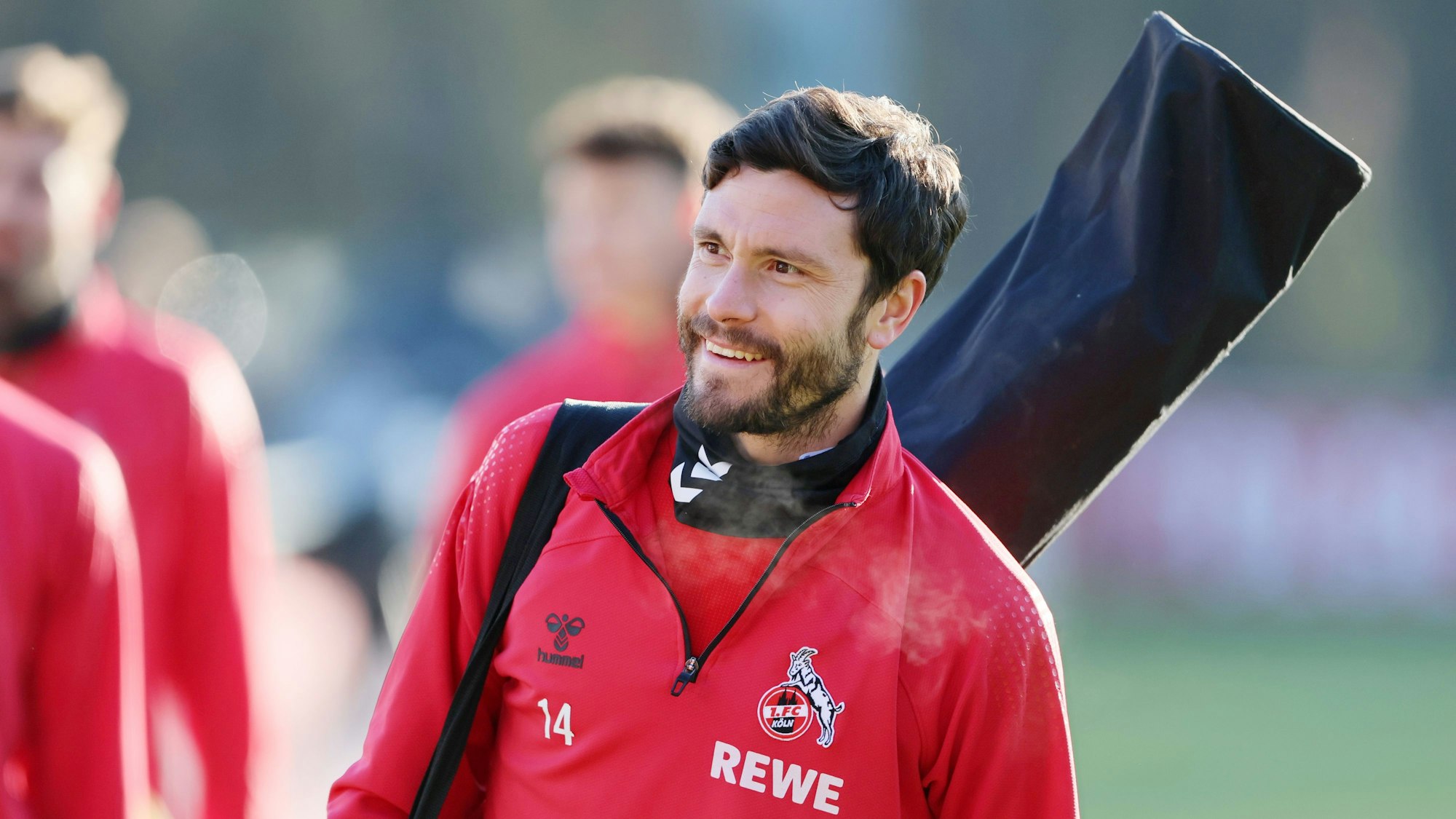 FC-Kapitän Jonas Hector verlässt nach dem Training den Übungsplatz.
