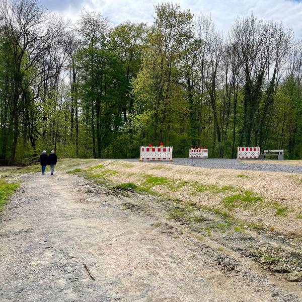 Spaziergänger unterhalb des neuen Dhünndeiches