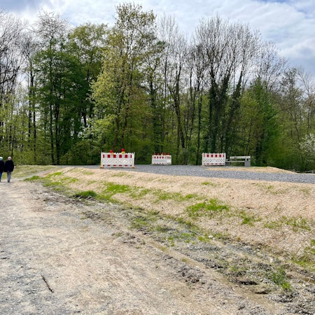 Spaziergänger unterhalb des neuen Dhünndeiches